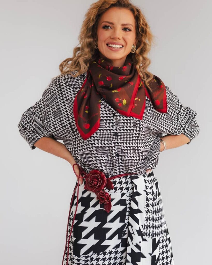 apaszka jedwabna dwustronna wisnie spadiora 36