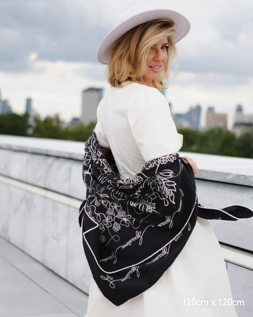 chusta welniano jedwabna dwustronna feminimal czarna spadiora 6