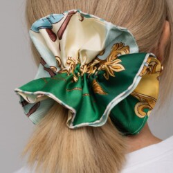 jedwabna gumka scrunchie ornamilo karuzela butelkowa zielen spadiora 1