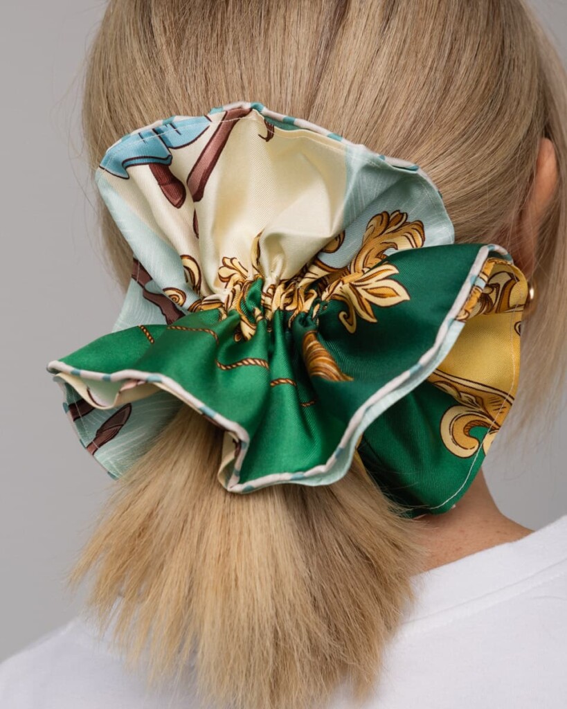 jedwabna gumka scrunchie ornamilo karuzela butelkowa zielen spadiora 1