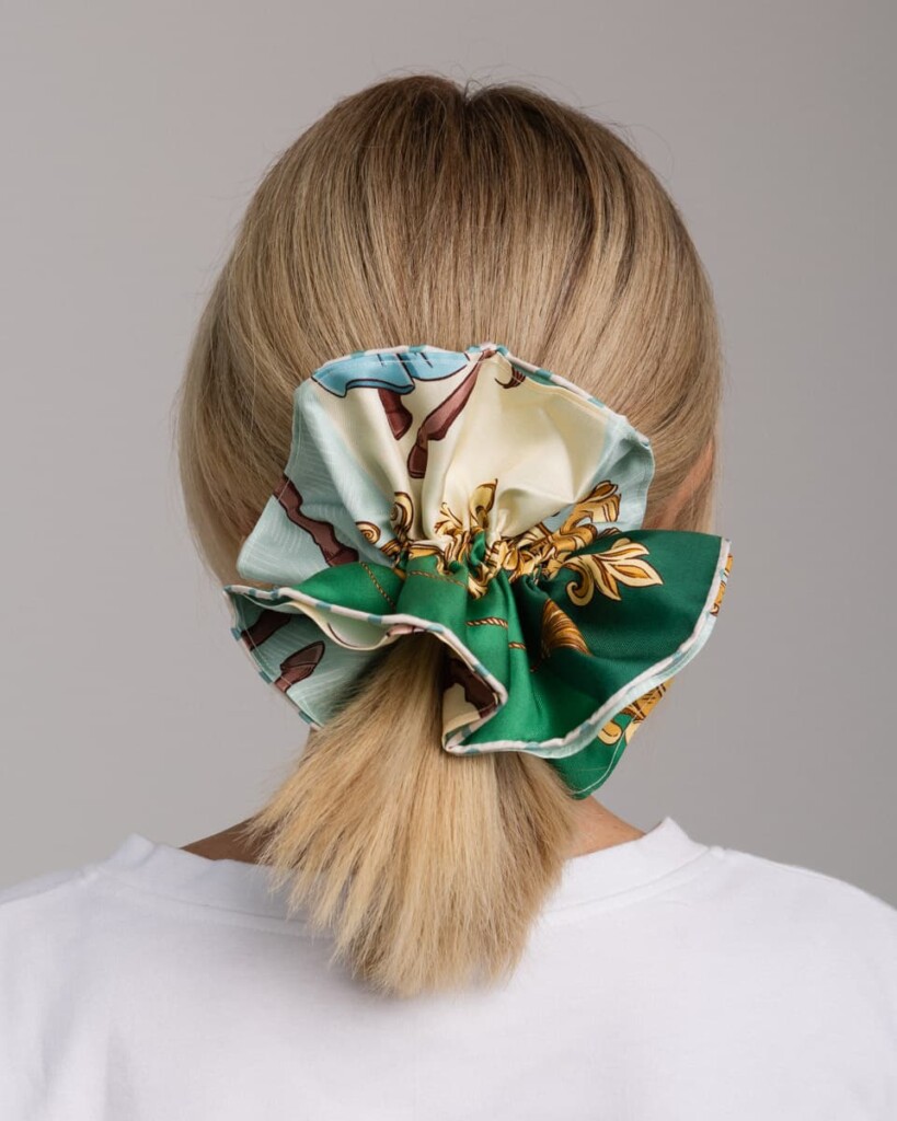 jedwabna gumka scrunchie ornamilo karuzela butelkowa zieleń spadiora