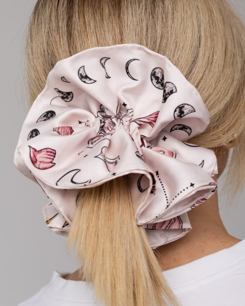 jedwabna gumka scrunchie ornamilo kwiaty zodiaku spadiora 1