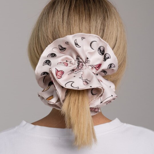 jedwabna gumka scrunchie ornamilo kwiaty zodiaku spadiora