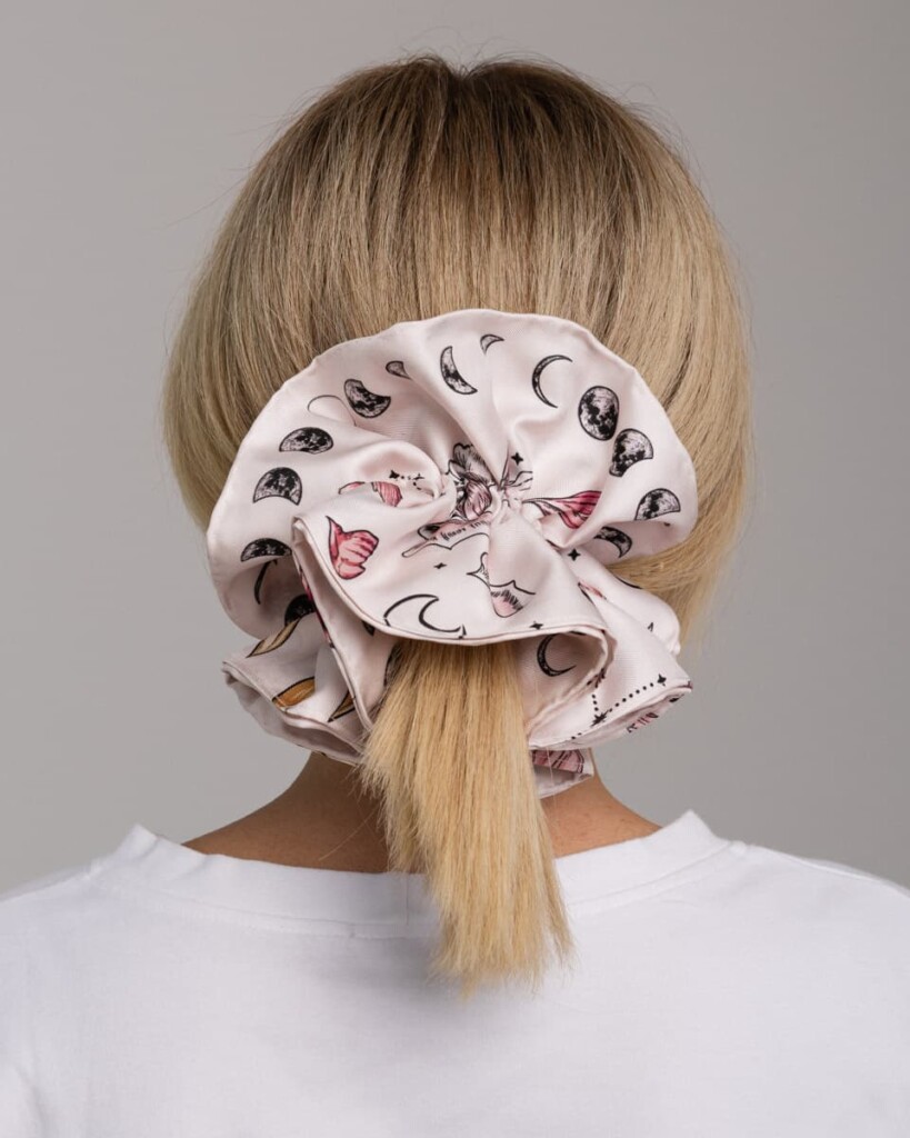 jedwabna gumka scrunchie ornamilo kwiaty zodiaku spadiora
