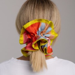 jedwabna gumka scrunchie ornamilo self love first  spadiora