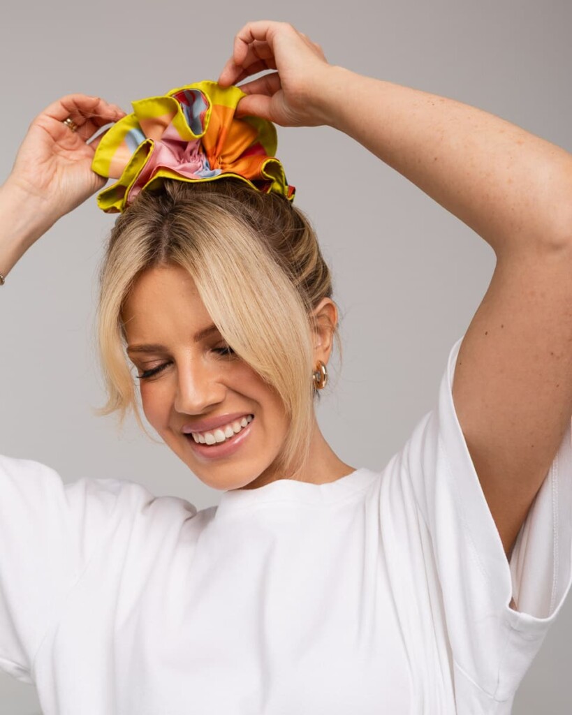 jedwabna gumka scrunchie ornamilo self love first  spadiora 5