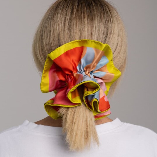 jedwabna gumka scrunchie ornamilo self love first  spadiora
