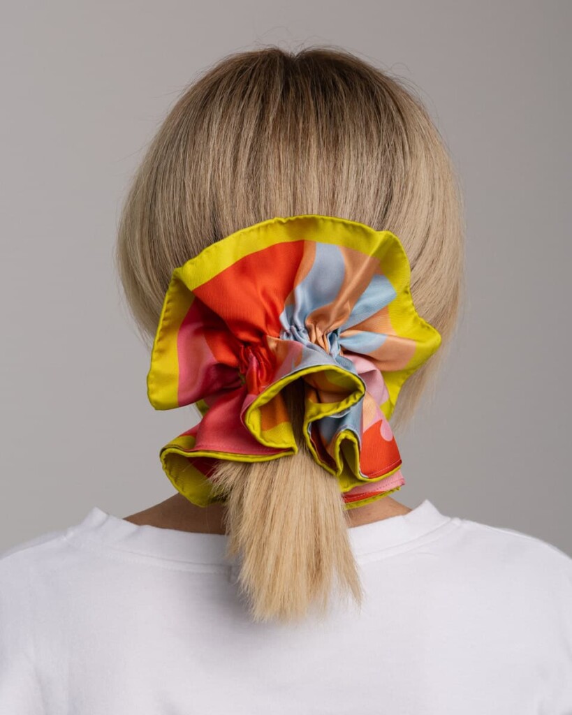 jedwabna gumka scrunchie ornamilo self love first  spadiora